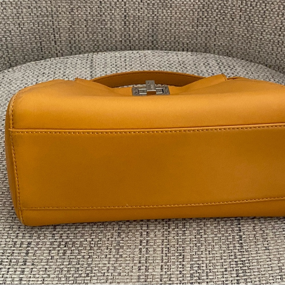 Fendi peekaboo bag Nappa soft Leather. Comes with Certified authentication. - Picture 3 of 16
